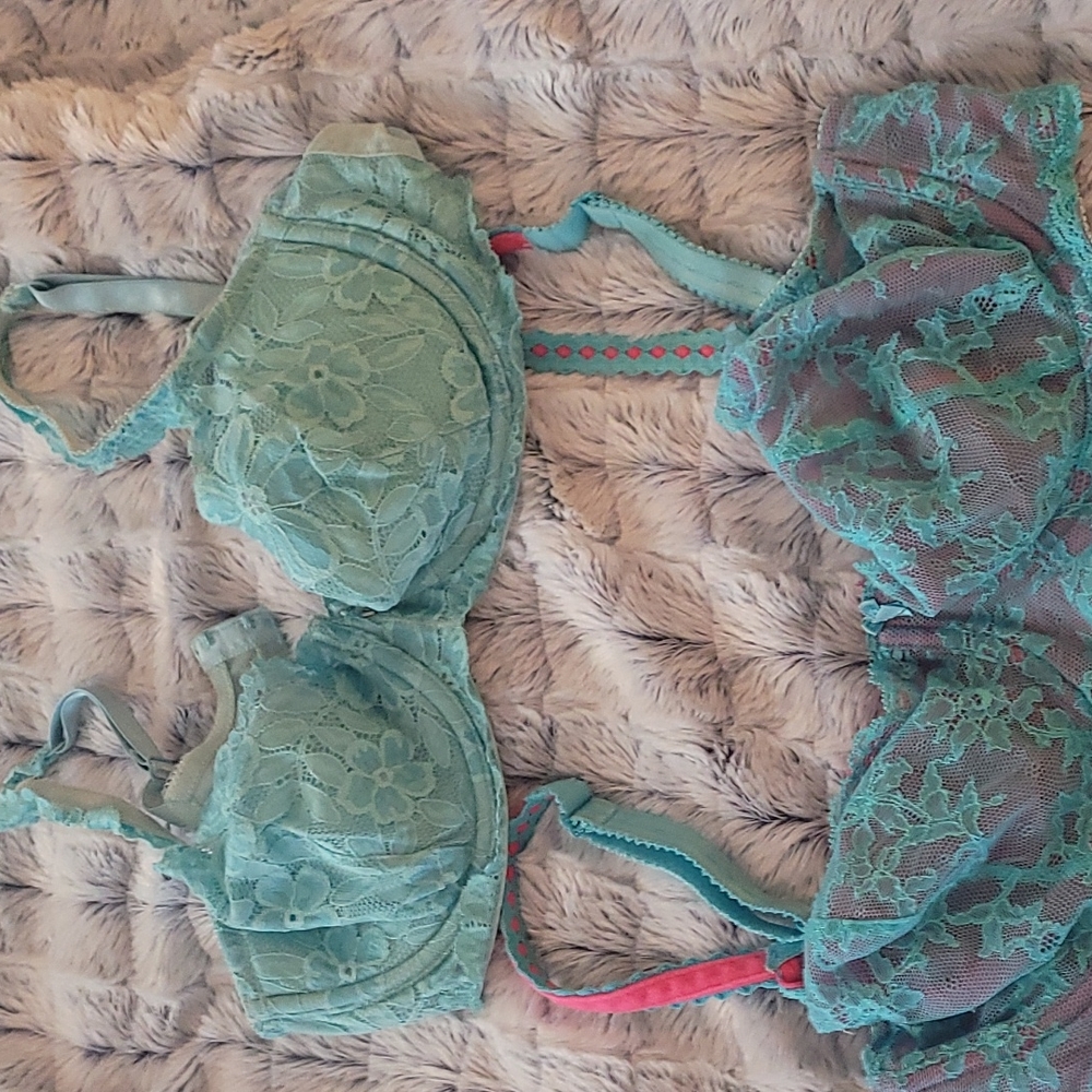 VICTORIA SECRET 34D BRAS